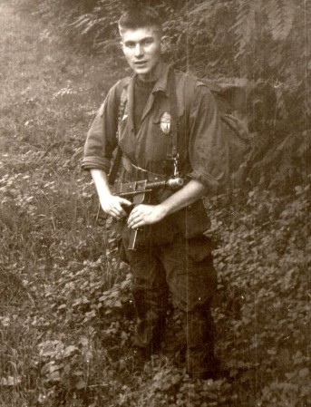  Michel BERNATETS pose avec son P.M.muni d'un bouchon de tir à blanc 