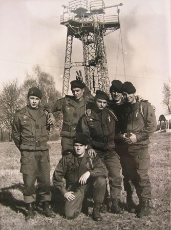 Photo Michel LIBERT qui pose avec un groupe de copains (années75 ) 