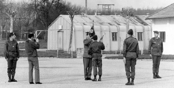 Cette photo est prise au GI à SAINT SULPICE probablement en Mars 1975 lors de la prise de commandement de la 12° COMPAGNIE par le Capitaine A.CHENEBEAU .Sous l’œil intéressé du Cne A.CHENEBEAU ( à gauche ) le colonel GUICHARD ( chef de Corps ) parait  procéder à un échange de Fanions .La C.B. dissoute  le Commandant de la 12° COMPAGNIE cumulait alors les attributions de la 12° et de la C.B. 