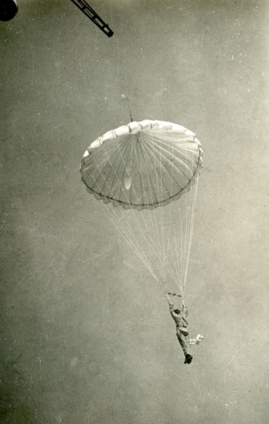 Le parachute, à deux groupes de suspentes, est destiné au largage de matériel ou autre ? Il est beaucoup trop petit pour être un ventral. Derrière le Parachutiste flotte le parachute extracteur 
