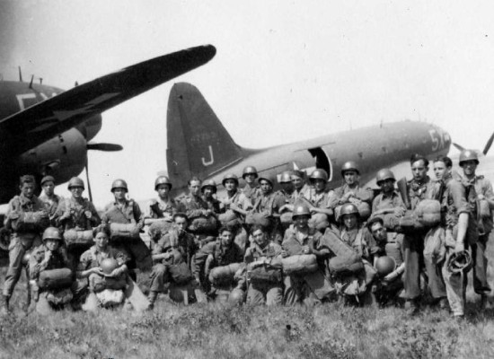   A l' embarquement photo de groupe devant les C 46 