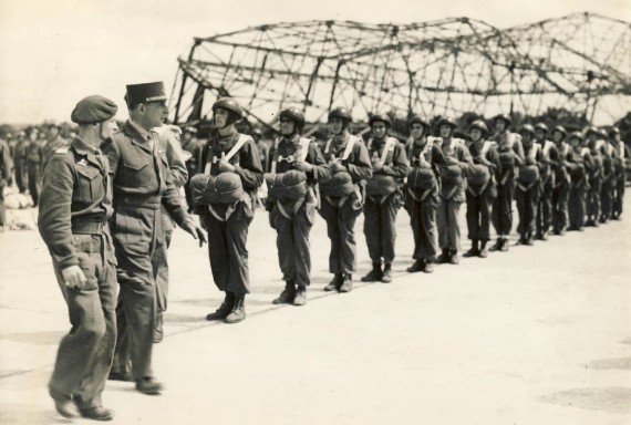  Juillet 1946 le Général de LATTRE inspecte le CETAP dont tous les éléments sont maintenant réunis au Camp d'IDRON 