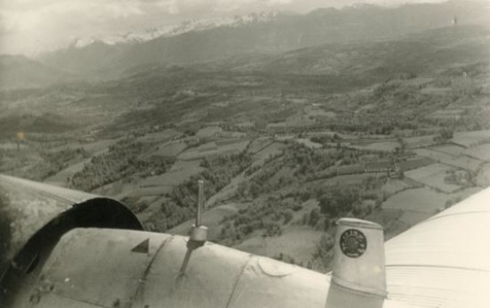   Vol en BEARN avec en arrière plan la chaîne des Pyrénées 