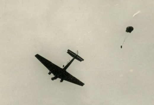 La gaine TAP 5 vient d' être larguée en colis d' accompagnements Les parachutistes vont suivre .    